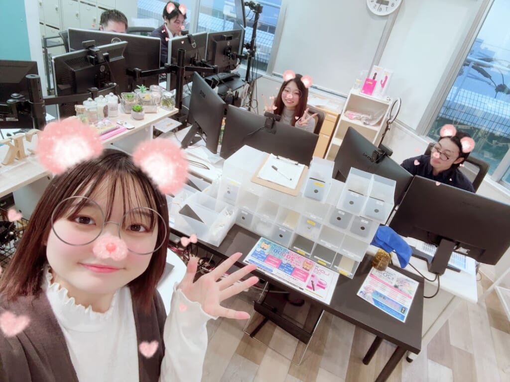 ポケットワークの事務所で働く女性スタッフ(公式)